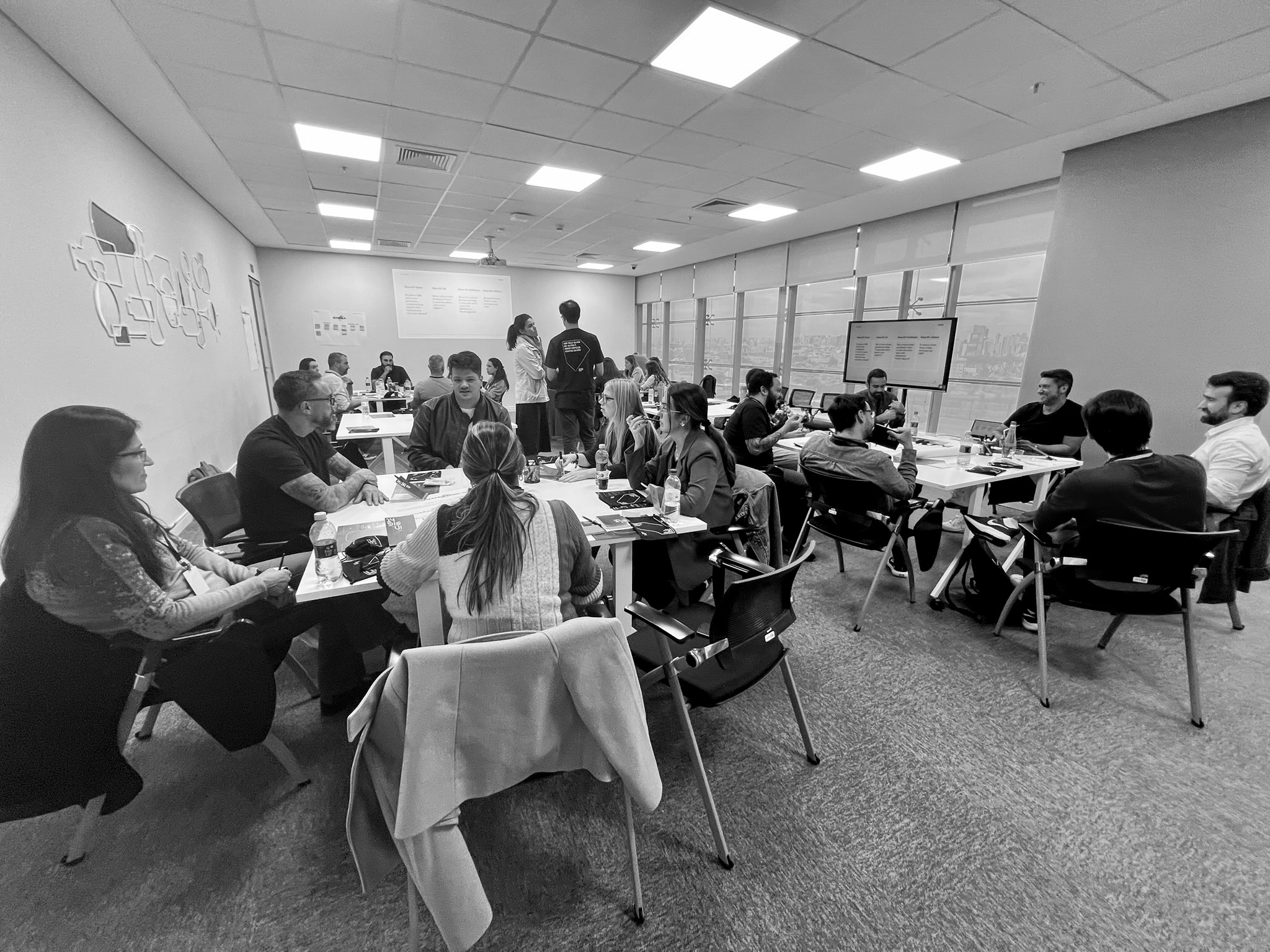 Participantes colaborando no mapeamento visual de interfaces e novas responsabilidades na estrutura corporativa
